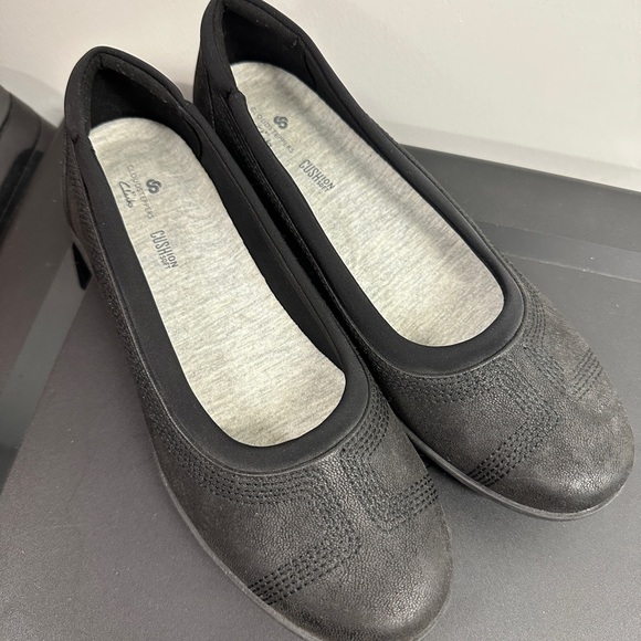 Clarks Cloudsteppers Ballet Flat Slip on Shoe Women Black Faux Leather Sz 7.5 - Picture 1 of 7